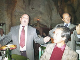 �J���c�H�[�l�𕷂��Ȃ���̐H��