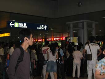 ソウル駅で「パリの恋人」